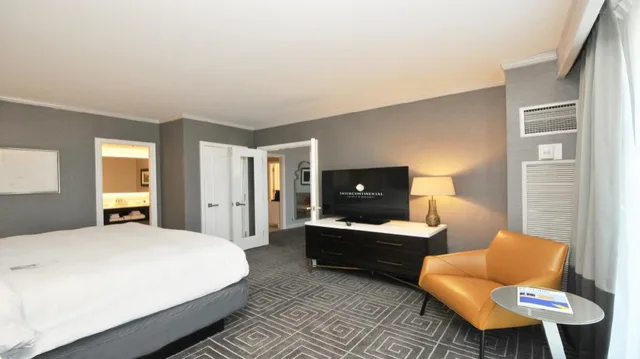 Suite, King Bed, Balcony, InterContinental Kansas City at the Plaza 5/6