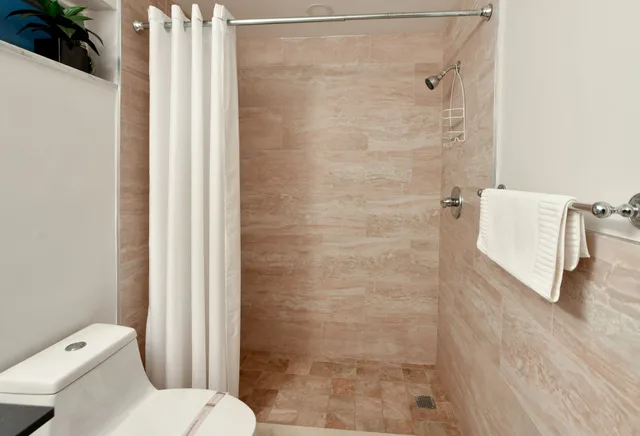 1 Bedroom, Designer, Deluxe, Apartment, King Bed, 2 Sofa، Artrageous On The River 10/10