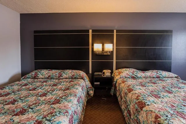 غرفة بسريرين كوين، Coratel Inn & Suites by Jasper Hastings 3/9