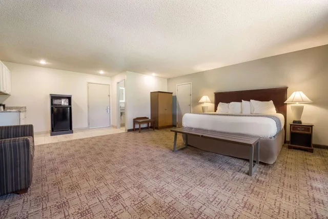 غرفة بسرير كينج مع أريكة، Surestay Hotel By Best Western Thomson 2/6