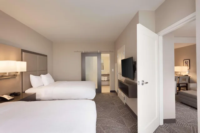 جناح بسريرين كوين بغرفتين لذوي الإعاقة، Embassy Suites by Hilton Kansas City Olathe 1/2
