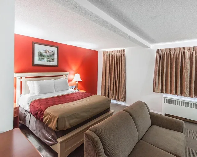 غرفة قياسية بسرير كوين مع أريكة، Econo Lodge Inn & Suites Drumheller 5/8