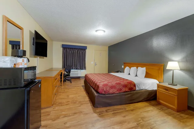 غرفة قياسية بسرير كينج للمدخنين، Econo Lodge Pryor 1/9