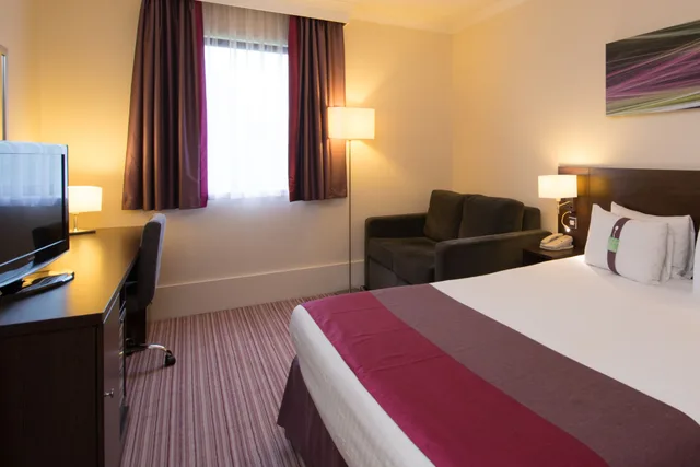 غرفة قياسية بسرير كوين مع أريكة، Holiday Inn Leamington Spa - Warwick, an IHG Hotel 5/8