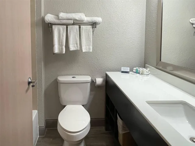 Efficiency, King Bed، Clarion Pointe Fairborn near Wright Patterson AFB 1/1