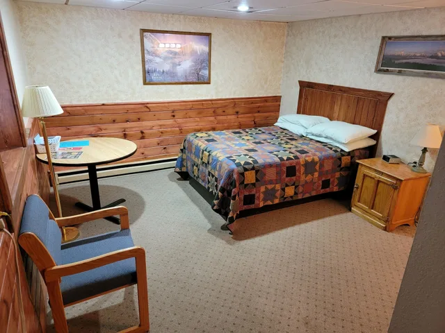 جناح بسرير كينج وسرير كوين بإطلالة على النهر بغرفتي نوم مع أريكة، Hulett Motel 1/5