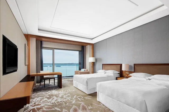 غرفة بسريرين منفصلين بإطلالة على البحيرة بشرفة، SHERATON QIANDAO LAKE RESORT 2/7