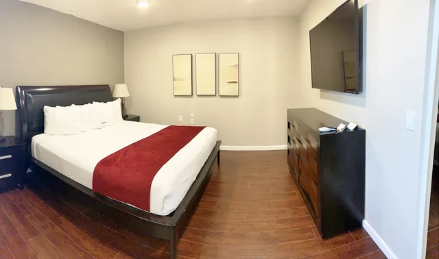 Executive, Suite, King Bed, Redac Gateway Hotel 1/2