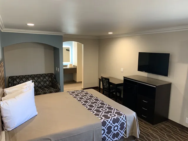 Deluxe, King Bed, Industry Inn Amp Suites 3/6