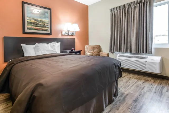 Efficiency, Queen Bed، Suburban Studios Washington, PA 4/7