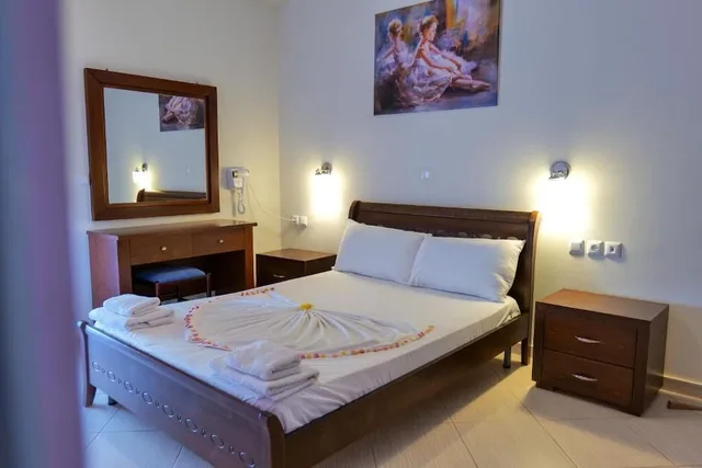 غرفة عائلية بسرير مزدوج وسريرين منفصلين بشرفة، Hotel Chris 2/4