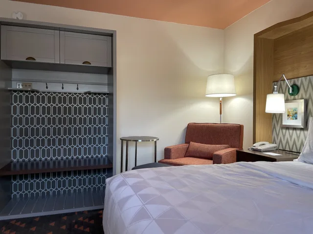 Standard, King Bed, Accessible, Holiday Inn Bangor 2/10