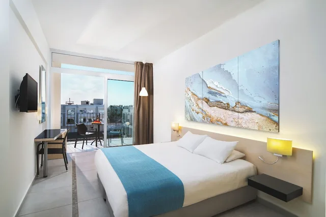 غرفة سوبيريور بسرير مزدوج بإطلالة على المسبح، Mayfair Hotel 1/8