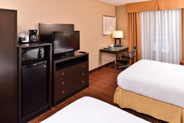 غرفة قياسية بسريرين كوين، Holiday Inn Express Breezewood 5/7
