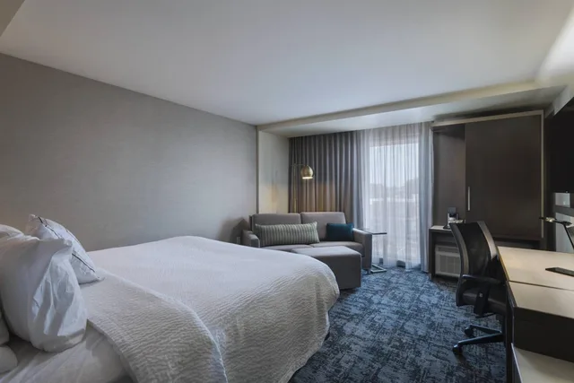 غرفة بسرير كينج مع أريكة، Courtyard St. Louis Brentwood 7/20