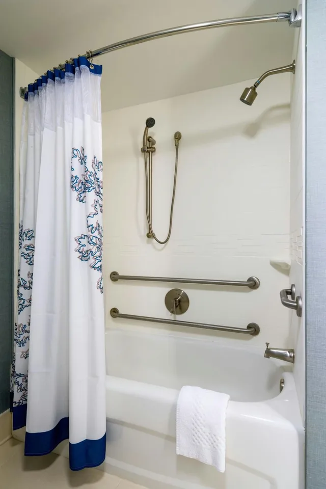 جناح بسرير كينج بغرفة نوم واحدة مع أريكة بحوض استحمام لذوي الإعاقة، Residence Inn Boston Framingham 6/7