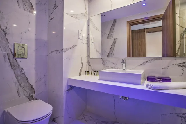 جناح ديلوكس بسرير مزدوج بإطلالة على البحر، Blue Ivy Hotel And Suites 3/4