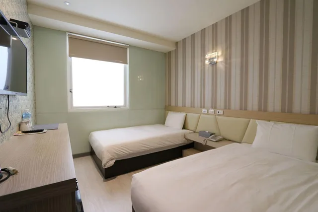غرفة أساسية بسرير مزدوج وسريرين منفصلين، YPJ HOTEL 1/2