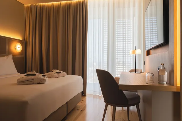 غرفة فاخرة بريفيليج بسرير كينج، Mercure Ponta Delgada Azores 7/10