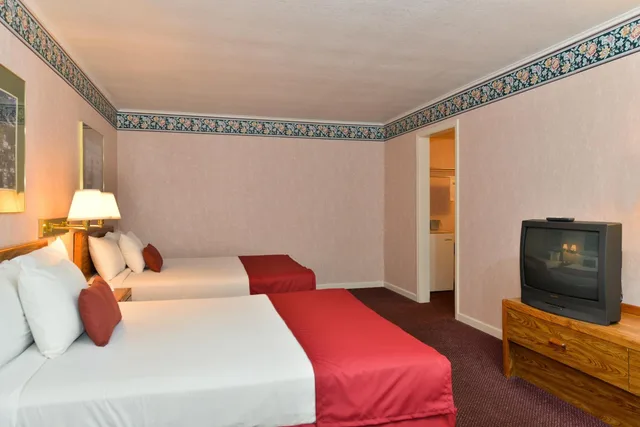 غرفة بسرير كوين، Travelodge by Wyndham Mackinaw City 1/1