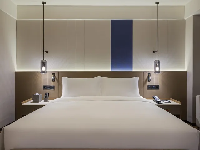 غرفة سوبيريور بسرير كينج بإطلالة على الحديقة، Novotel Shanghai JingAn 8/9