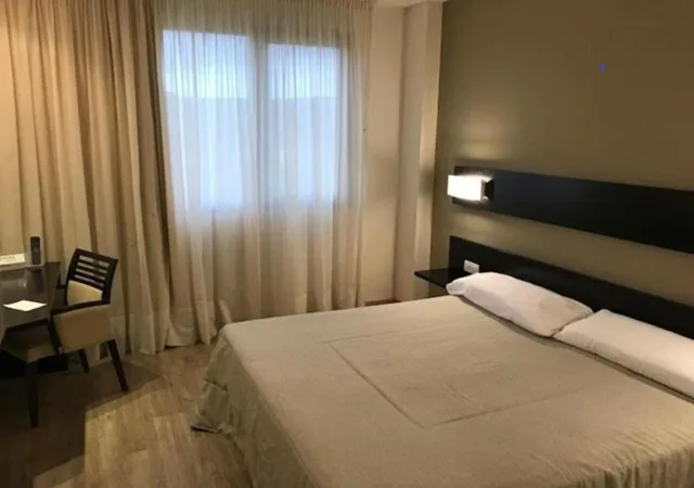 غرفة ديلوكس بسرير مزدوج أو سريرين منفصلين، Blu Hotel Pamplona 3/6