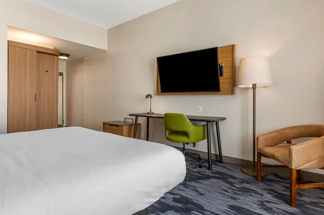 غرفة بسرير كينج لذوي الإعاقة، Fairfield by Marriott Inn & Suites Sandusky 1/4