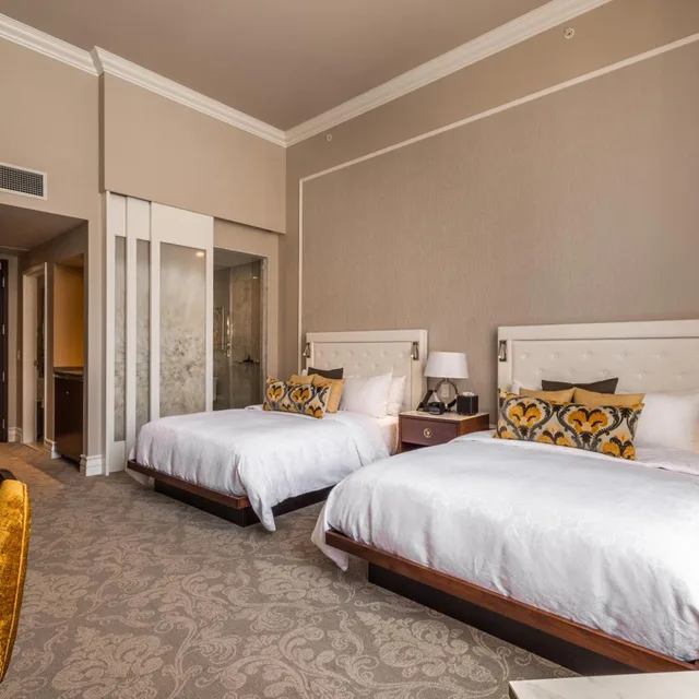 Classic, King Bed, 2 Queen Beds, Hotel Birks Montreal 2/10