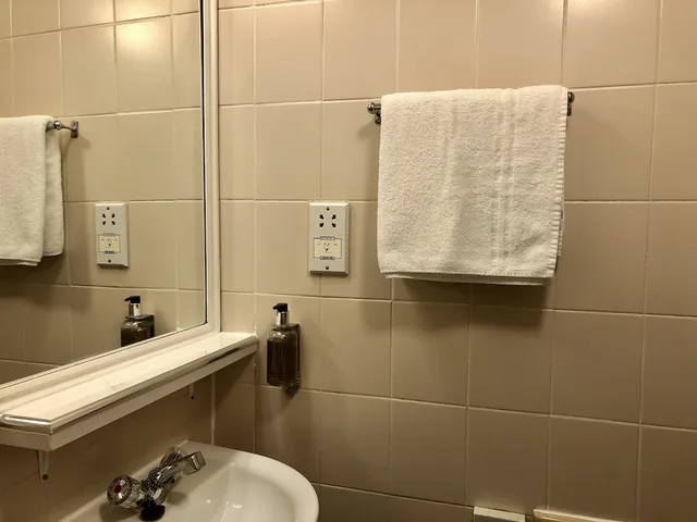 Adjoining, Family Suite, 5 Beds, 1 Single and 2 Double Beds, Shared Bathroom، Mitre House 8/8