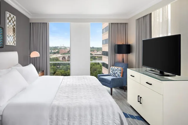 Superior, King Bed, Le Meridien Arlington 4/8
