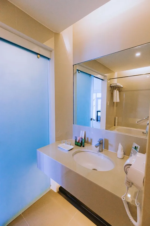 جناح بسرير كينج بإطلالة على البحر بغرفة نوم واحدة، Arterra Hotel and Resort 8/8