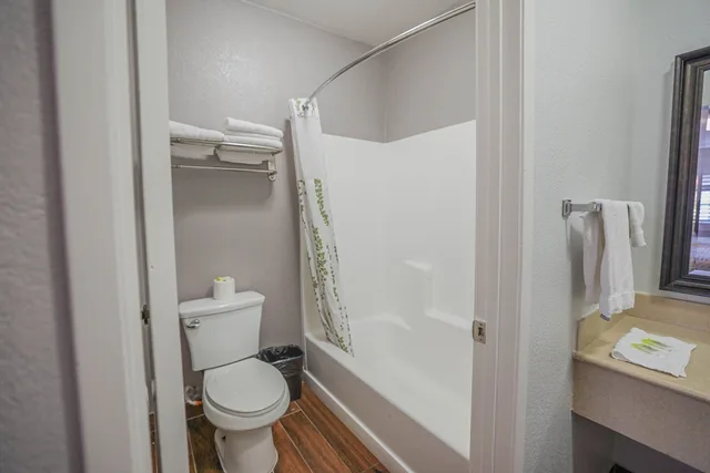 Deluxe, Queen Bed, Motel6 Tustin, CA – Orange County 5/9
