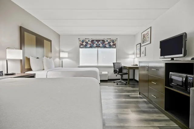 غرفة بسرير كينج لذوي الإعاقة، La Quinta Inn & Suites by Wyndham Sturbridge 4/7