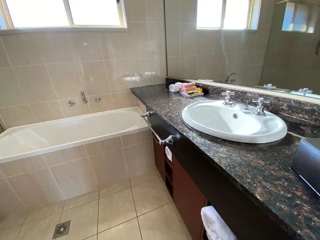 غرفة ديلوكس بسرير كينج، Best Western Plus All Settlers Motor Inn 2/3