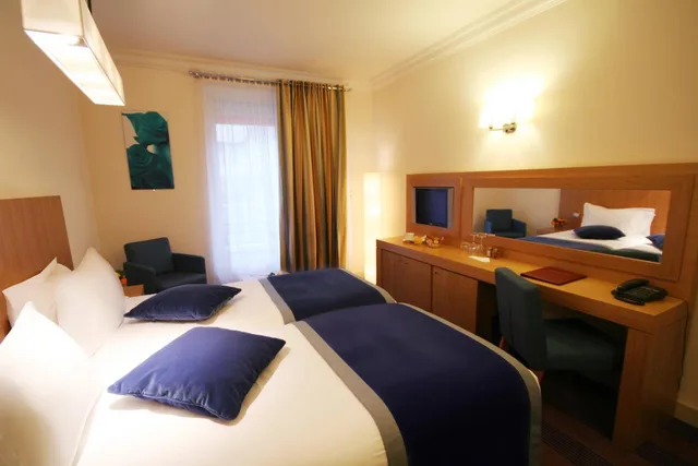 غرفة سوبيريور بسرير كينج، Westside Arc de Triomphe Hotel Ex Hotel Waldorf Arc de Triomphe 1/8