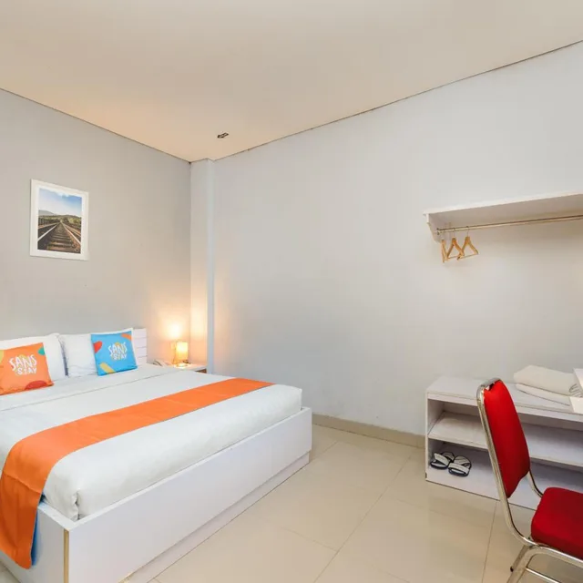 غرفة سوبيريور بسرير مزدوج، RedDoorz Plus near Soekarno Hatta Airport 2 2/5