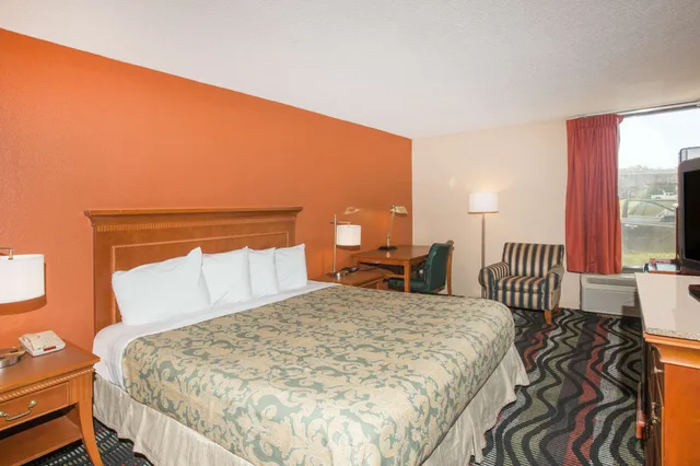 غرفة قياسية بسرير كينج للمدخنين، Super 8 by Wyndham Myrtle Beach/Market Common Area 2/9