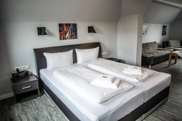 جناح جونيور، Hotel Tum Stuurmann 4/6