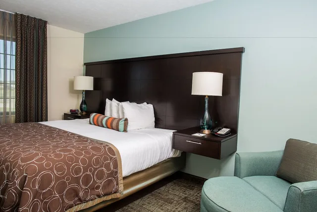 جناح بسرير كوين بغرفة نوم واحدة مع أريكة بمطبخ، STAYBRIDGE SUITES LINCOLN NORTHEAST 6/7