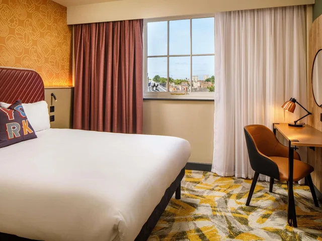 Room, Queen Bed, ibis Styles York Centre 1/6
