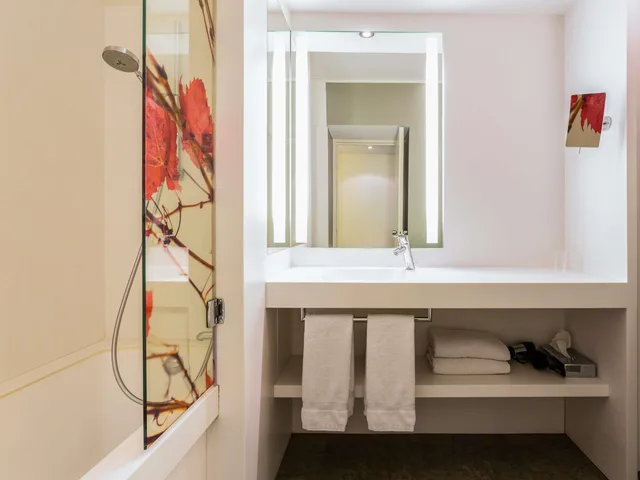 غرفة قياسية بسريرين منفصلين مع أريكة، Mercure Bordeaux Centre Hotel 4/6
