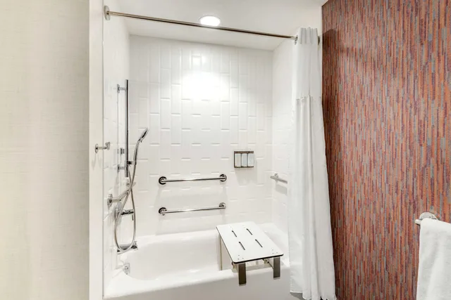غرفة بسرير مزدوج لذوي الإعاقة، Cambria Hotel Denver Downtown RiNo CO 3/3