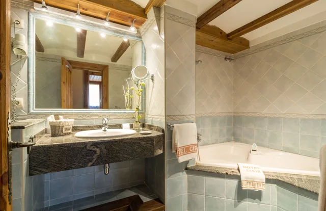 2 Bedrooms, Family Suite, Tower, King and Twin Beds, Hot Tub، Ciria 3/3