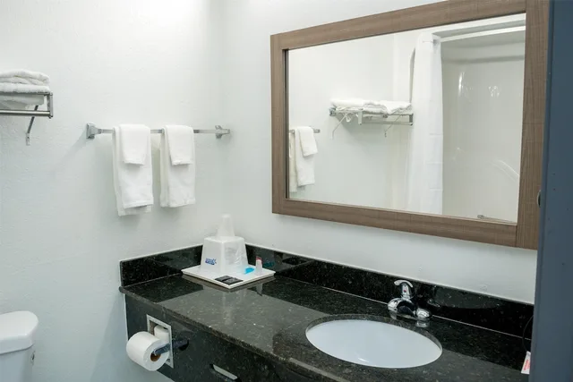 غرفة بسرير كينج، OYO Townhouse Donaldsonville - Gonzale 4/5