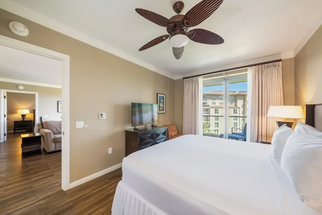 جناح بسريرين كينج بغرفتي نوم بإطلالة جزئية على البحر مع أريكة، OUTRIGGER Honua Kai Resort & Spa 2/10