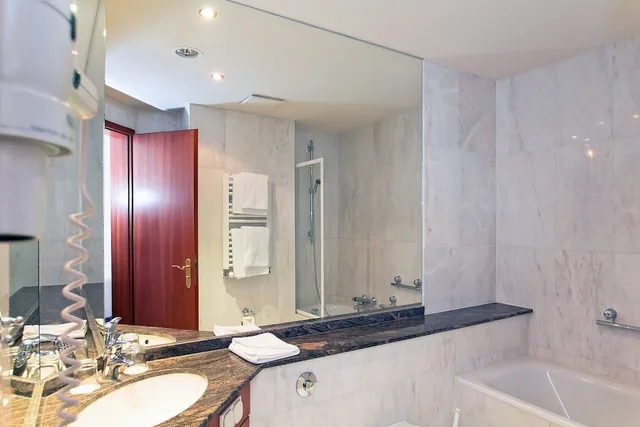 شقة بسرير مزدوج بإطلالة على البحر بغرفة نوم واحدة مع أريكة، SEETELHOTEL Ostseeresidenz Ahlbeck 6/8