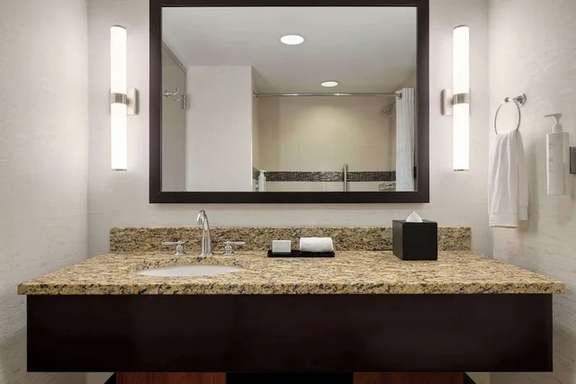 جناح بسرير كينج بشرفة بغرفتين، Embassy Suites Chattanooga / Hamilton Place 4/4