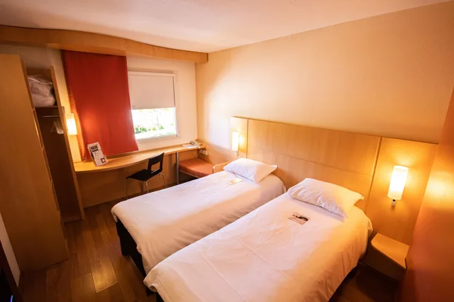 غرفة قياسية ثلاثية بسرير مزدوج وسرير فردي، Ibis Martigues 2/10