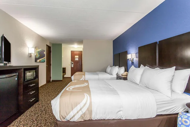 غرفة بسرير مزدوج لذوي الإعاقة، Quality Inn Milan Sandusky 1/2