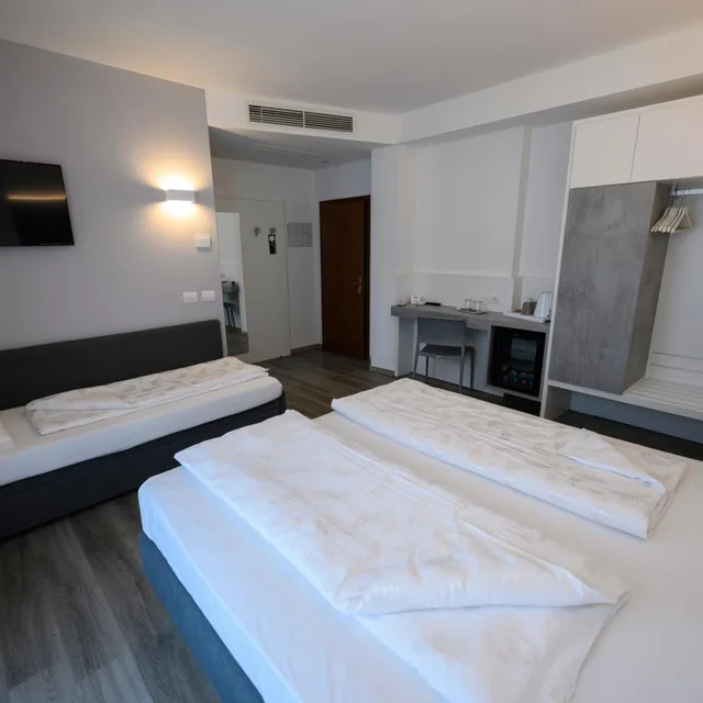 غرفة ثلاثية، Hotel Riviera 6/10